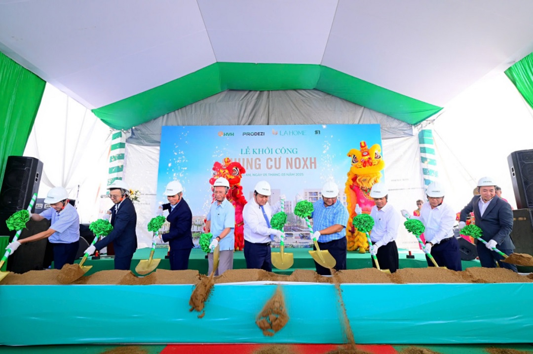 Đại biểu hoàn thành nghi thức khởi công.