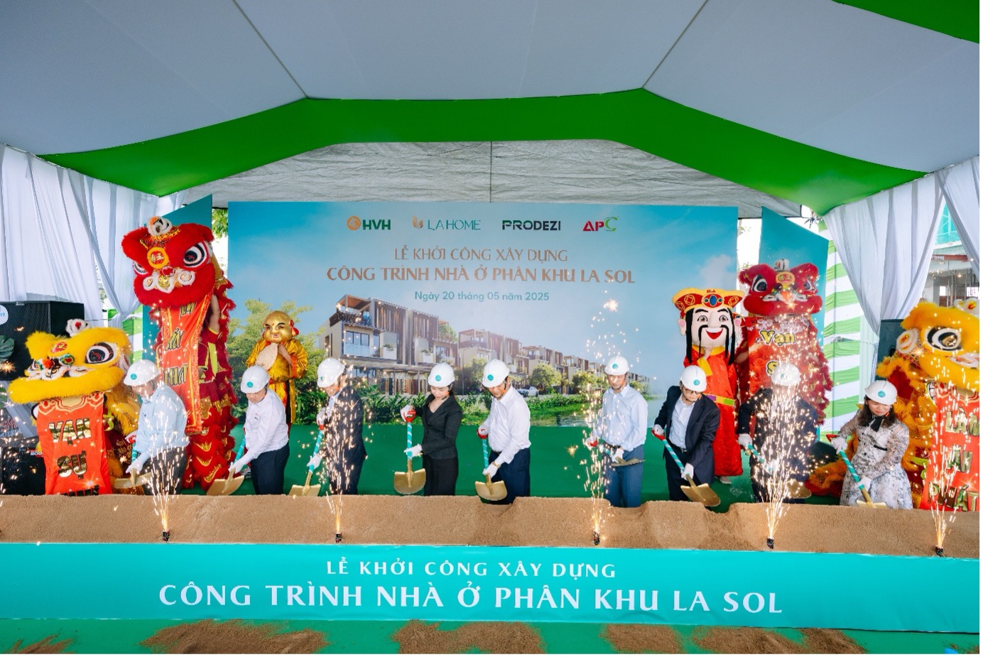 Đại biểu thực hiện nghi thức khởi công xây dựng công trình nhà ở phân khu LA Sol